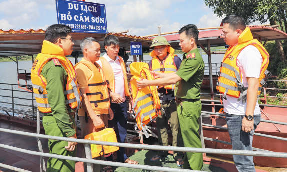 Bình yên vùng hồ Cấm Sơn